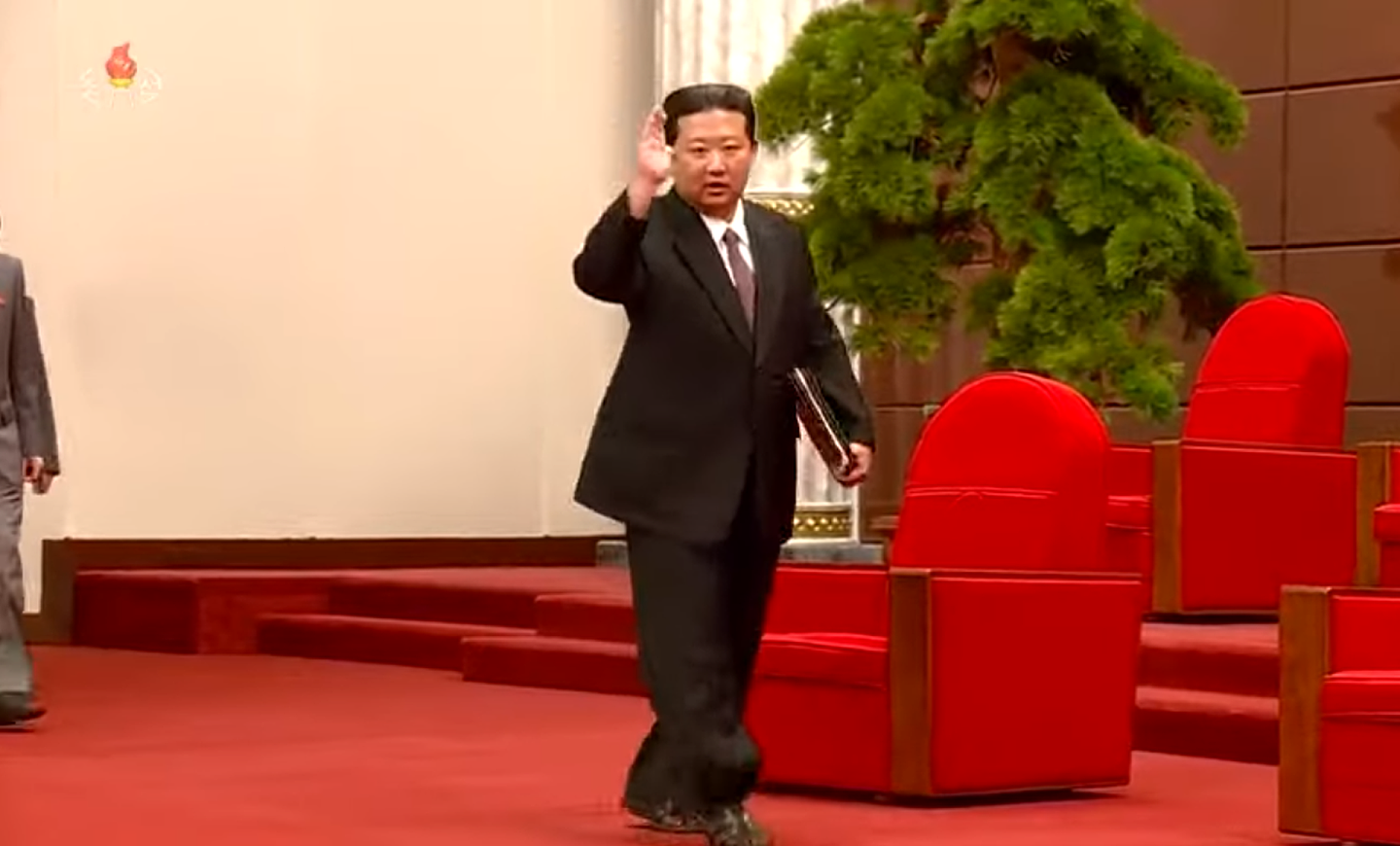 2021年10月11日，朝鲜领导人金正恩进入会场，向参加劳动党成立纪念日官员挥手。（朝鲜中央电视台视频截图）