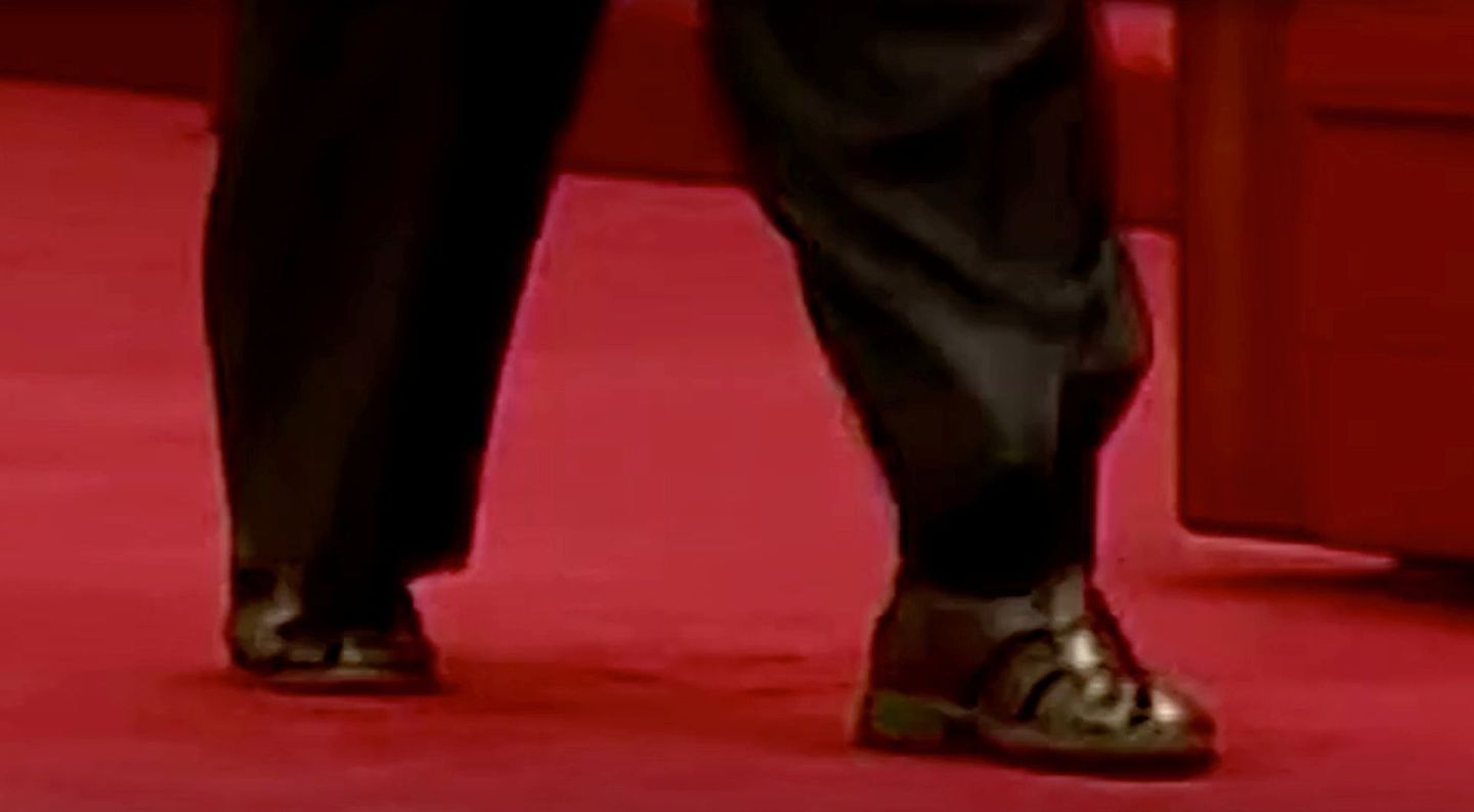 2021年10月11日，金正恩出席劳动党成立纪念日，穿黑色亮皮凉鞋成为媒体关注焦点。（Reuters）