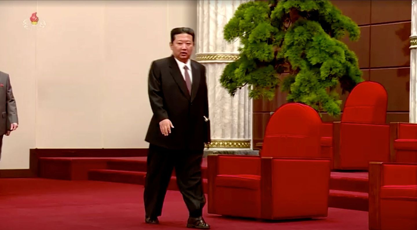 朝鲜录播视频细节被发现，金正恩穿西装配凉鞋走红毯（组图） - 1