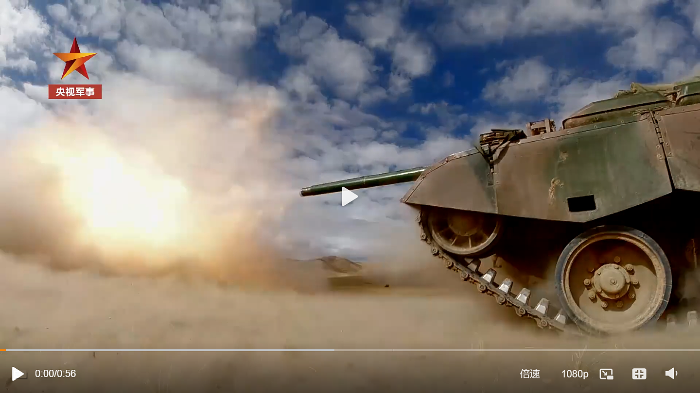 新疆军区某合成团坦克连日前在海拔5,000多米的喀喇昆仑某射击训练场展开坦克群自主协同射击考核。（微博@央视军事）