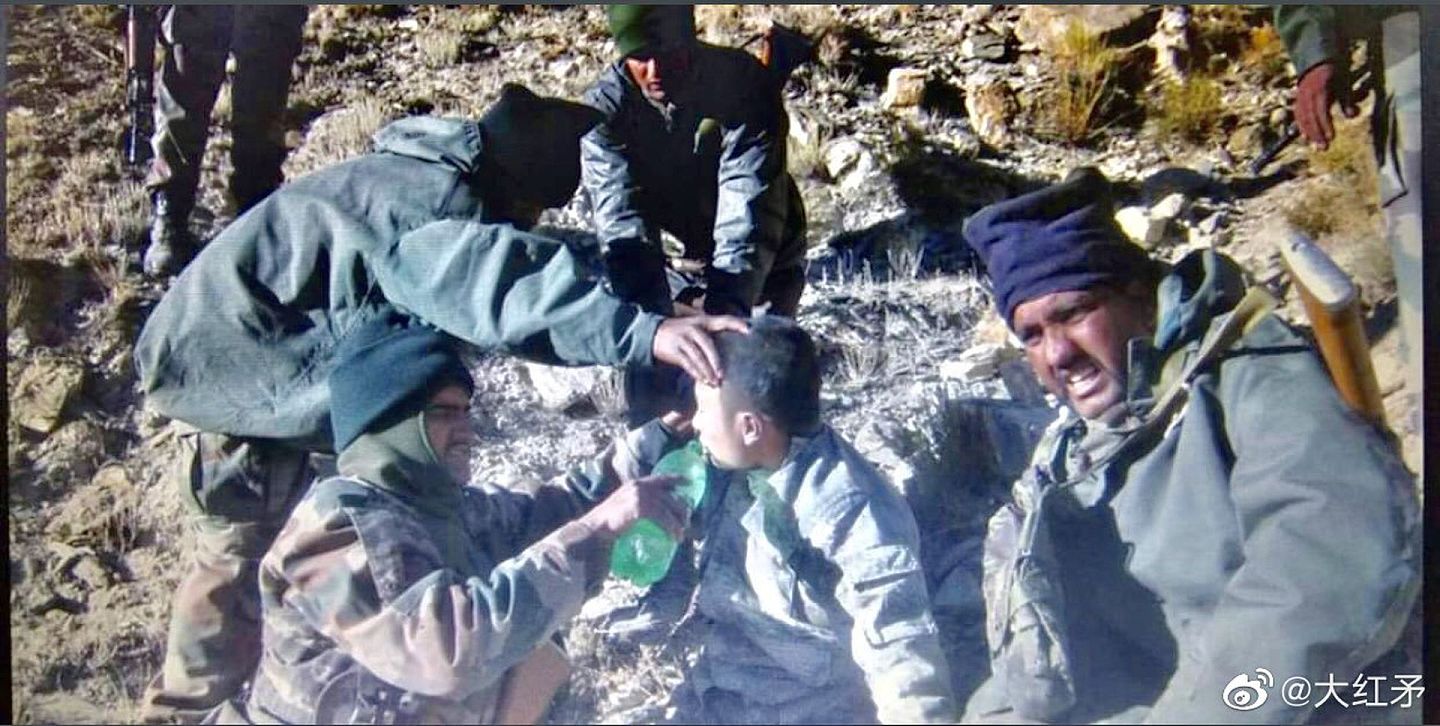 印方公布的印军给中方士兵喝水的照片。（微博@大红矛）