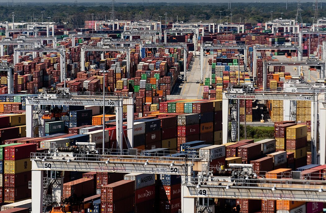 近8万个集装箱塞满了港口，比平时多出50%。