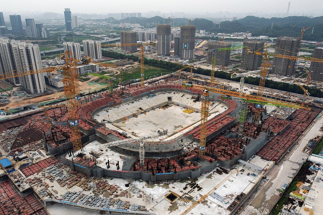 广州足球俱乐部去年开始建设一个可容纳10万人的体育场。现在，由于俱乐部老板陷入财务危机，尚不清楚球队是否有足够的资金来完成项目。