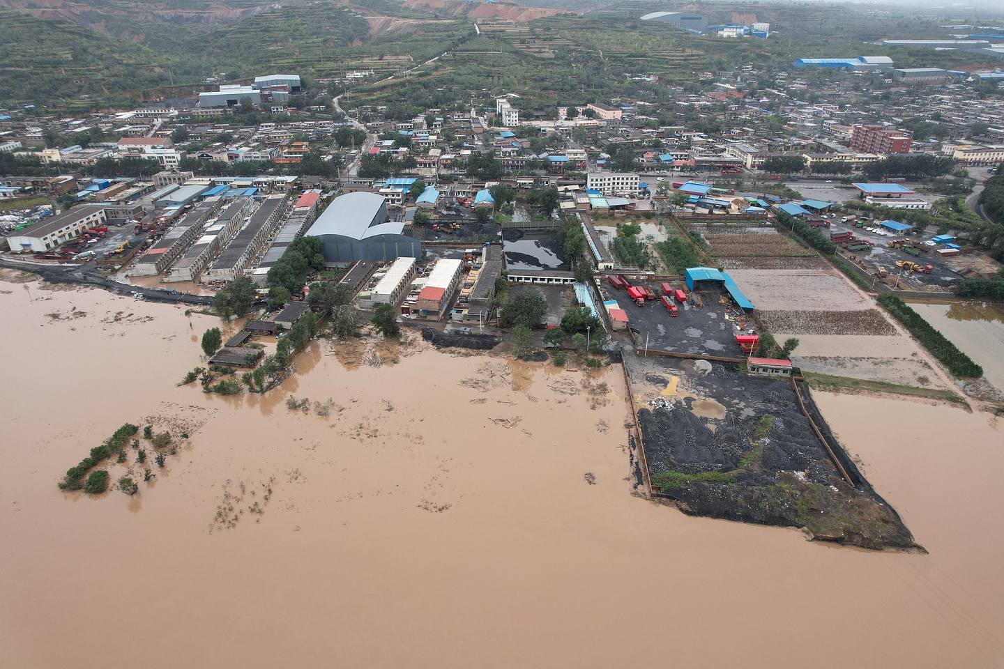 10月10日，山西省介休市义棠镇汾河沿岸部分民房遭遇水灾。 （中新社）