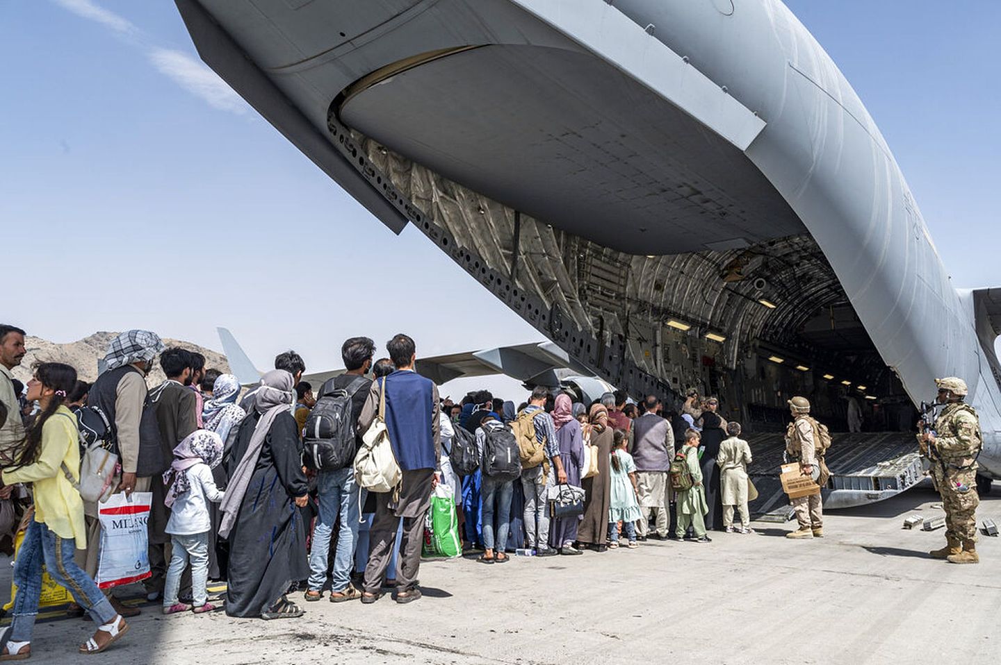 阿富汗局势：图为8月21日在喀布尔的国际机场，一批民众等待登上美国军机离开阿富汗（AP）