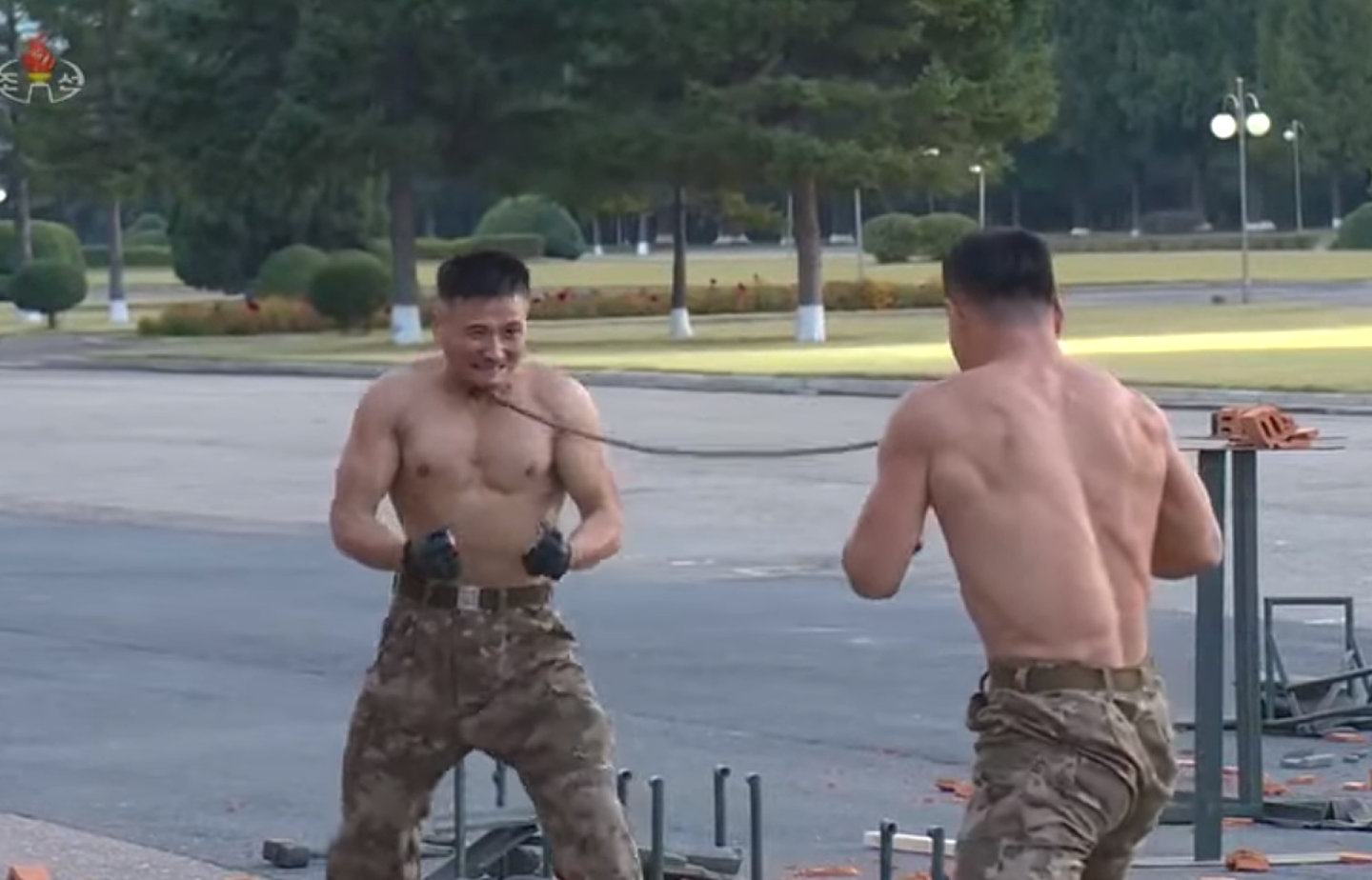 两名朝鲜士兵表演视频画面。（朝鲜中央电视台视频截图）