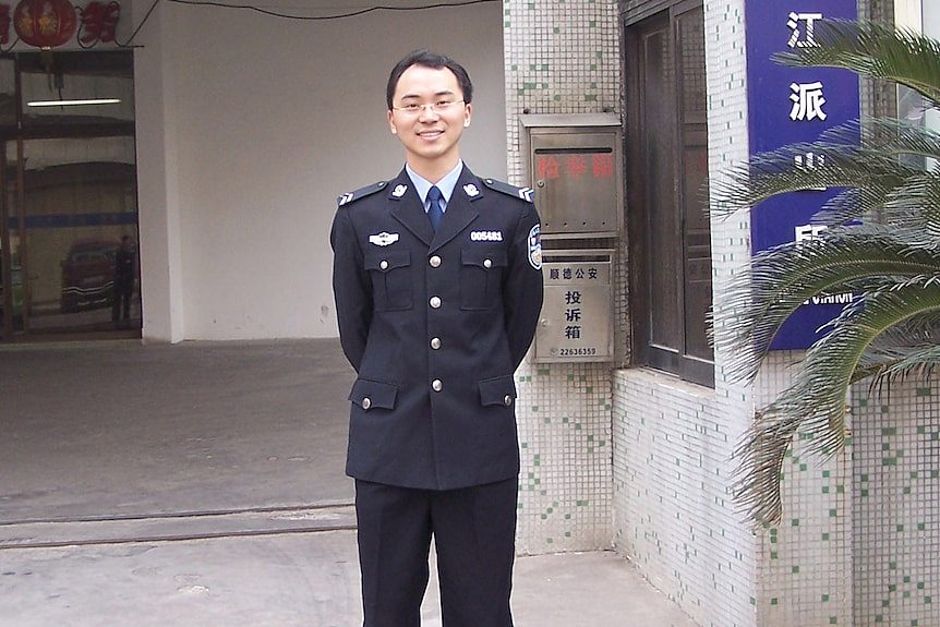 前警察，现为副教授的徐建华一直在研究广州路边摊小贩。