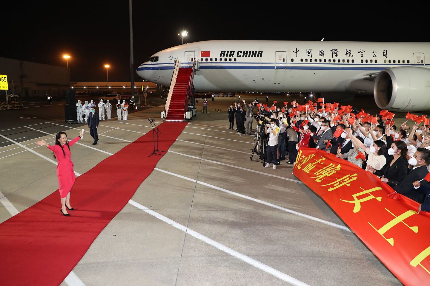 北京时间9月25日晚，孟晚舟乘坐中国政府包机抵达深圳宝安国际机场。孟晚舟走下飞机后向在场欢迎人群举起双臂致意。（新华社）