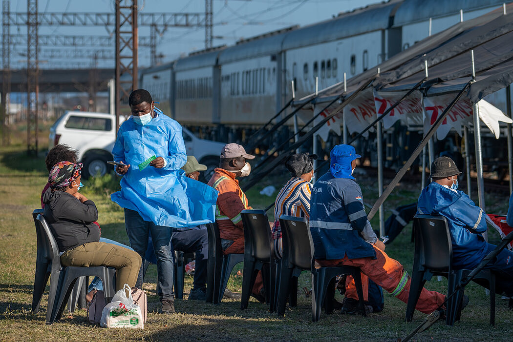 南非向其最贫穷的省份之一派遣了一列载有疫苗的火车，以便将疫苗送到卫生保健设施紧张的地区。