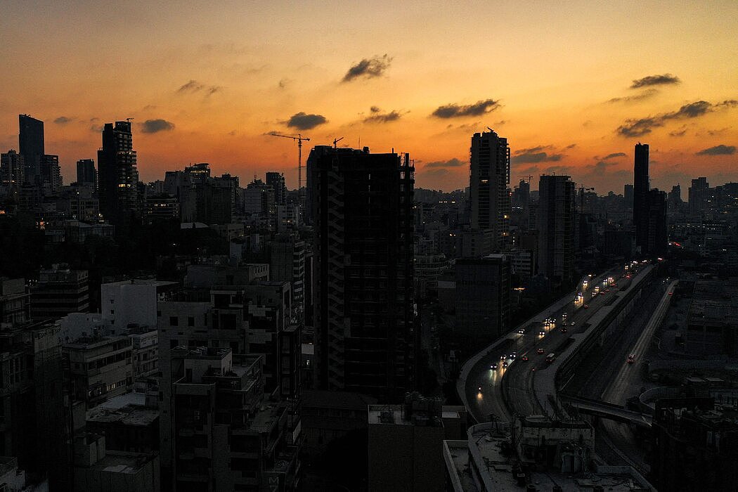 贝鲁特周一停电。黎巴嫩的经济和金融危机是150年来世界上最严重的危机之一。
