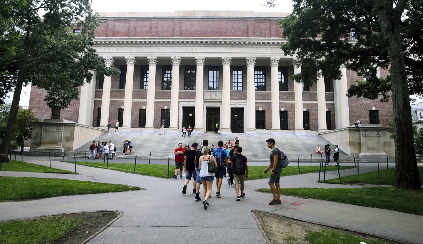 2020年11月12日，美国哈佛大学学生走向图书馆。 （AP）