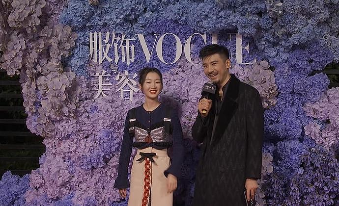 VOGUE红毯出事故，疑有明星耍大牌现尴尬空档，杨幂提前上台救场（组图） - 1