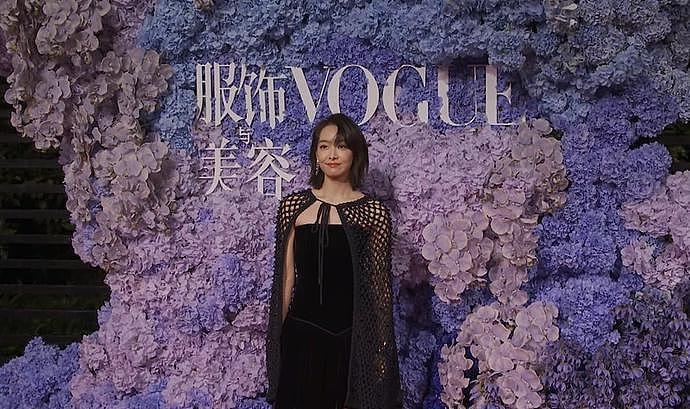 VOGUE红毯出事故，疑有明星耍大牌现尴尬空档，杨幂提前上台救场（组图） - 2