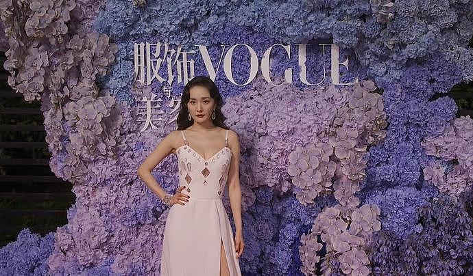 VOGUE红毯出事故，疑有明星耍大牌现尴尬空档，杨幂提前上台救场（组图） - 7