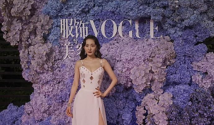 VOGUE红毯出事故，疑有明星耍大牌现尴尬空档，杨幂提前上台救场（组图） - 9