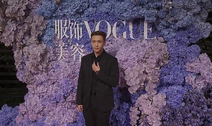 VOGUE红毯出事故，疑有明星耍大牌现尴尬空档，杨幂提前上台救场（组图） - 13