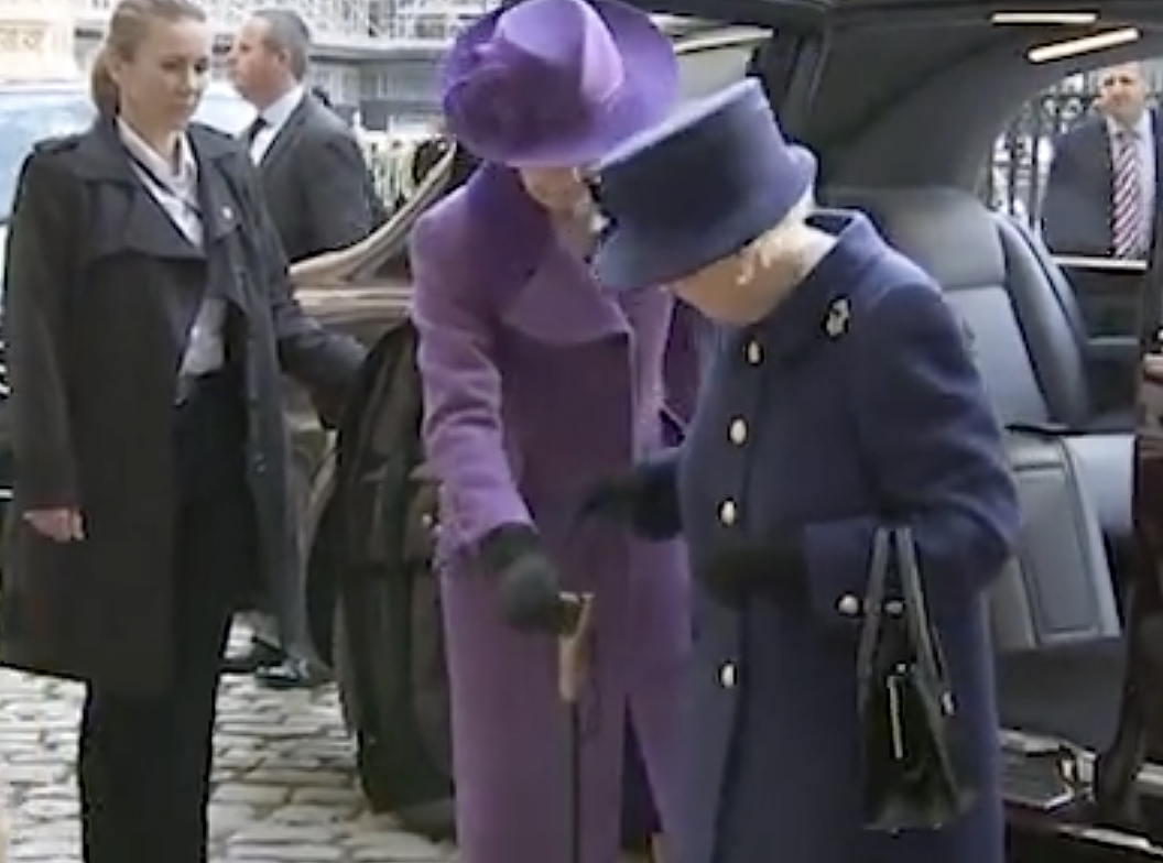 岁月不饶人，17年来英国女王第一次在王室活动中用了拐杖……