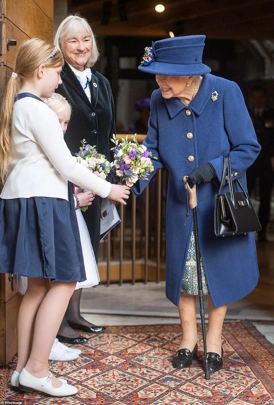 岁月不饶人，17年来英国女王第一次在王室活动中用了拐杖……