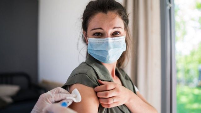 接种两剂新冠疫苗者出现新冠长期症状的风险几乎下降一半。