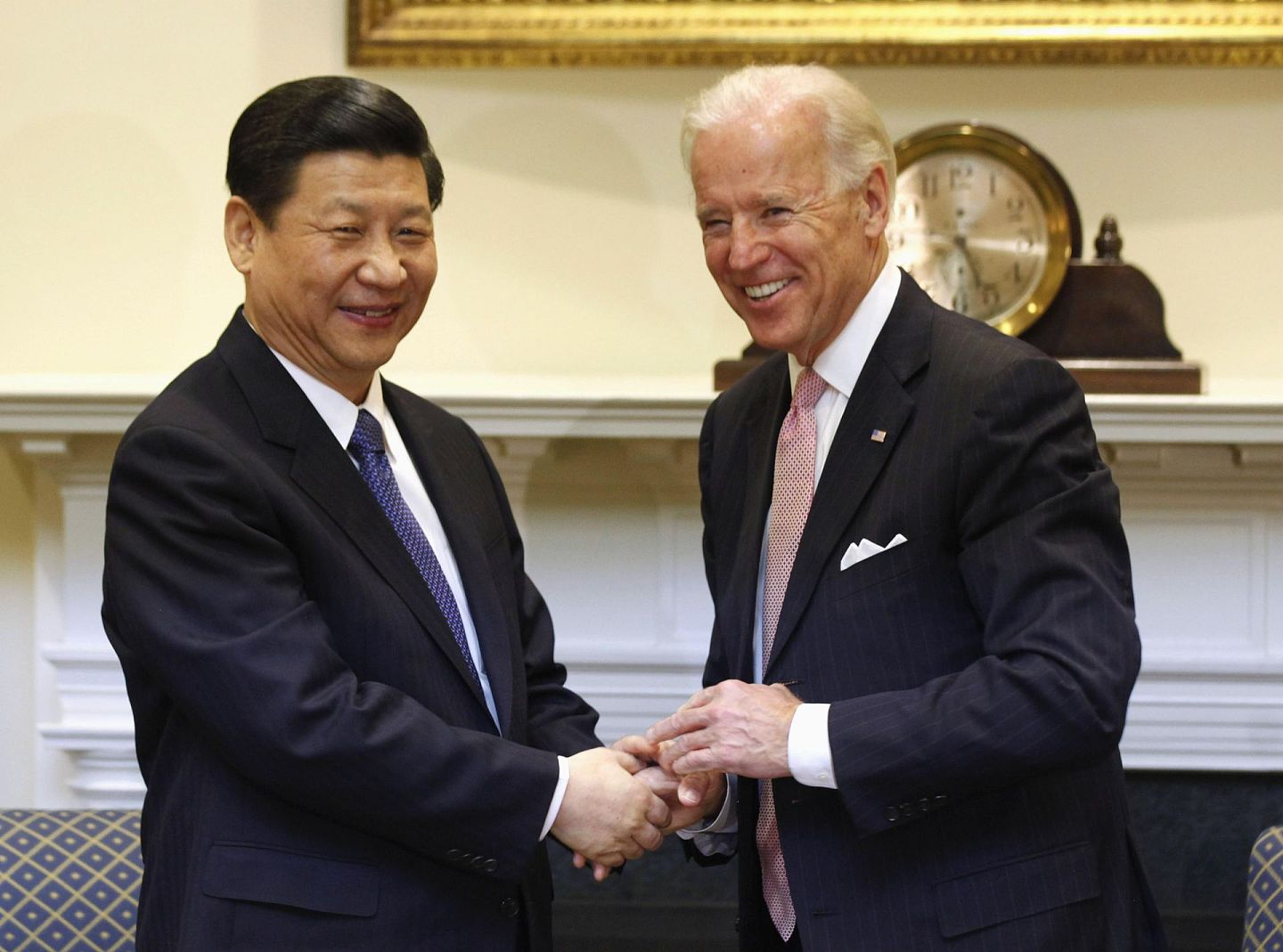 图为2012年2月14日，时任中国国家副主席习近平（左）在白宫与美国时任副总统拜登会晤。（Reuters）