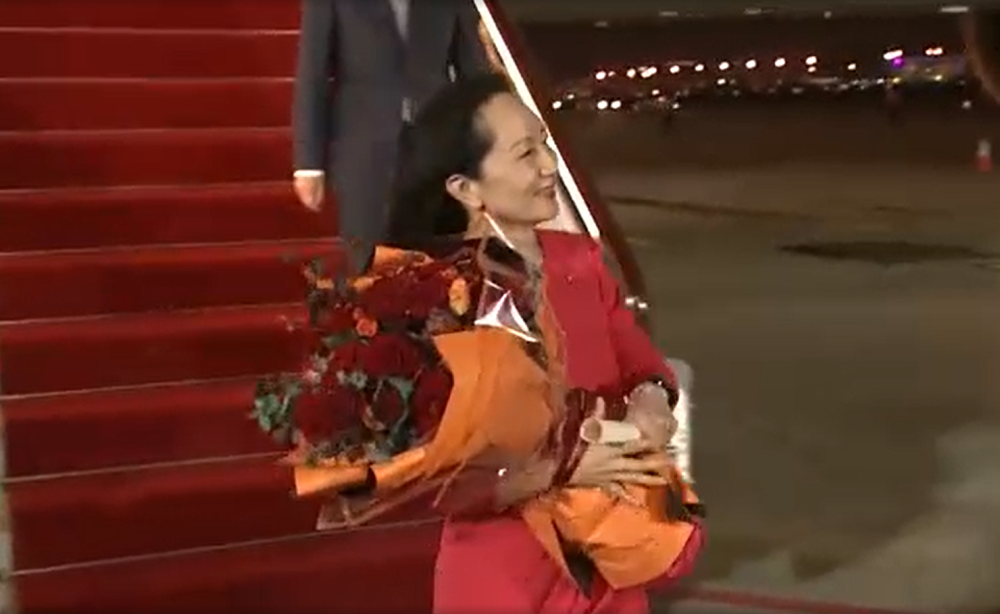 北京时间9月25日晚，孟晚舟走下飞机回到中国。（中国央视视频截图）