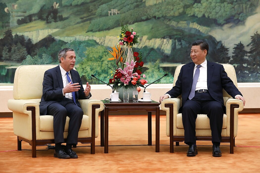2019年，哈佛大学校长劳伦斯·巴考和中国领导人习近平在北京。