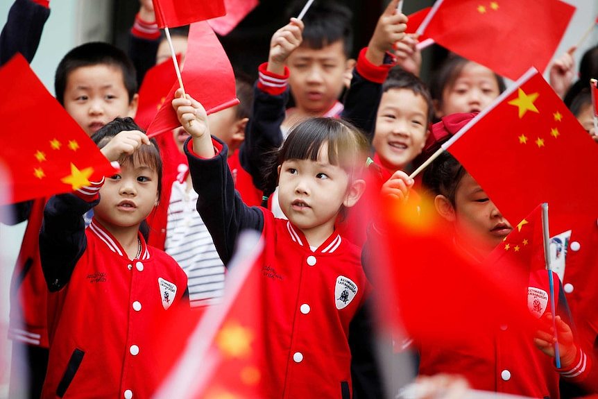 孩子们挥舞着中国国旗