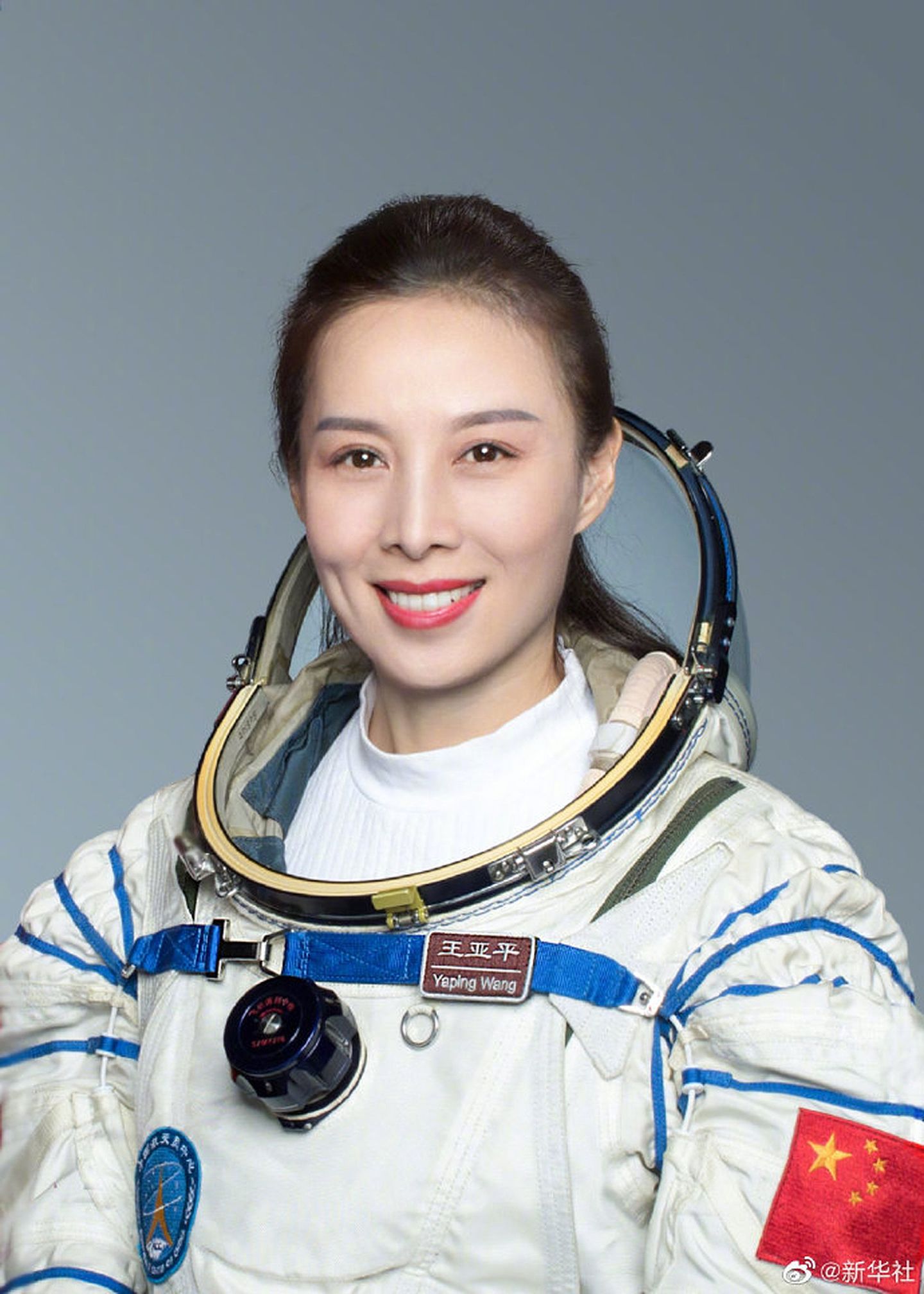 王亚平是中国神舟十三号载人飞行任务唯一的女航天员。（微博@新华社）