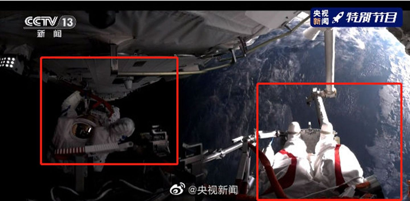 7月4日，中国航天员出舱抬升全景相机后拍的首张照片：两位航天员舱外合影。（中国央视视频截图）
