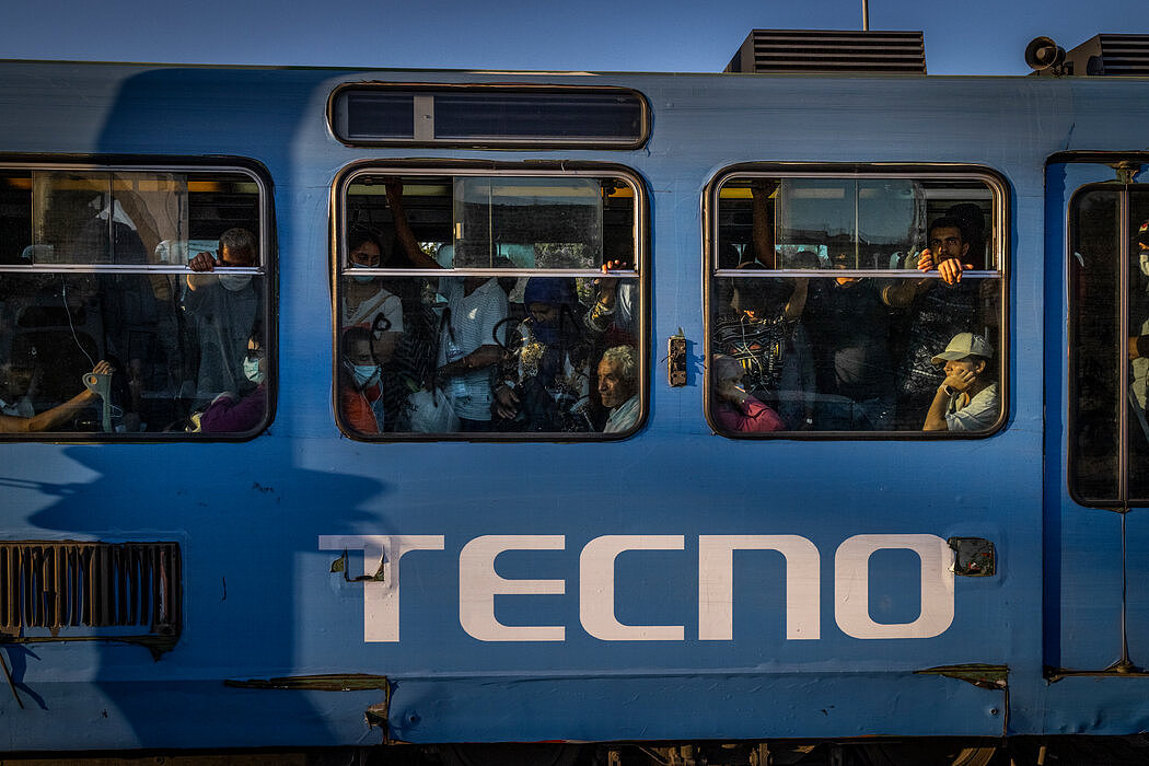 突尼斯一辆拥挤的夜间电车。