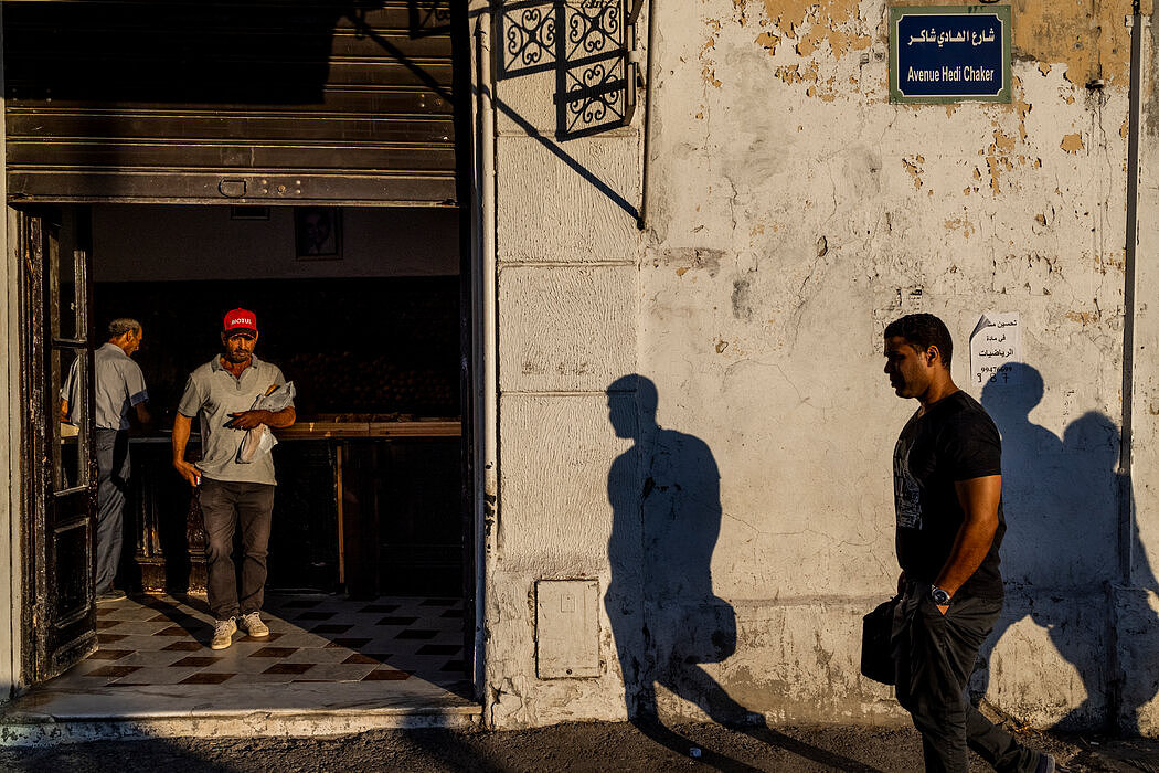 突尼斯市中心的一家面包店。虽然十年前的许多抗议者要求实现民主，但其他人的诉求更加现实：终结腐败、更便宜的食品、工作机会。