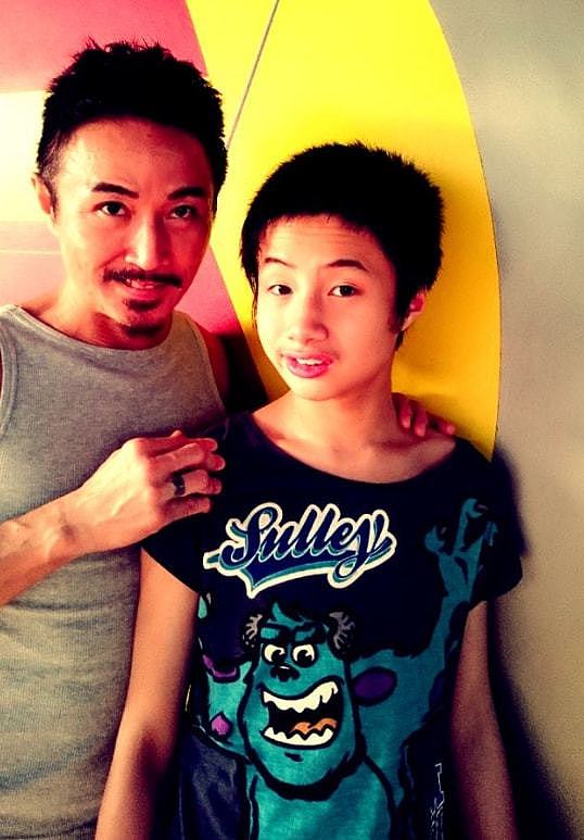香港歌手21岁儿子患自闭症遭殴打，宿舍内被人扯头发、掐脖子（组图） - 2