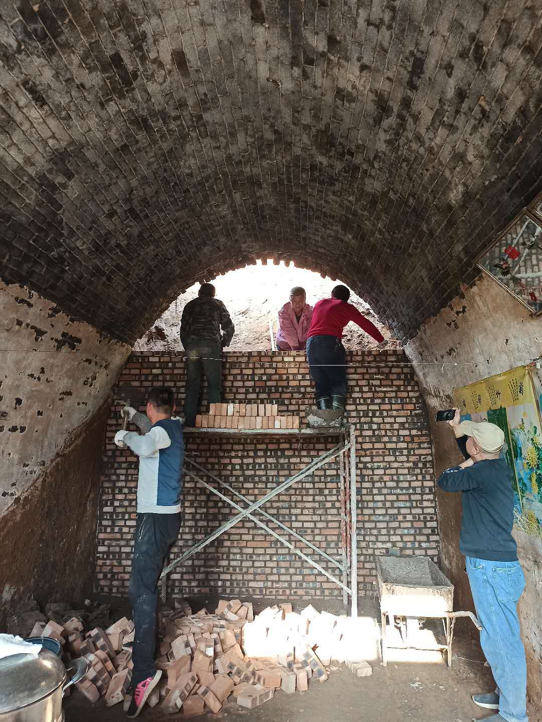 山西坛镇乡900多座窑洞倒塌：94岁老人刚被背出，窑洞就塌了