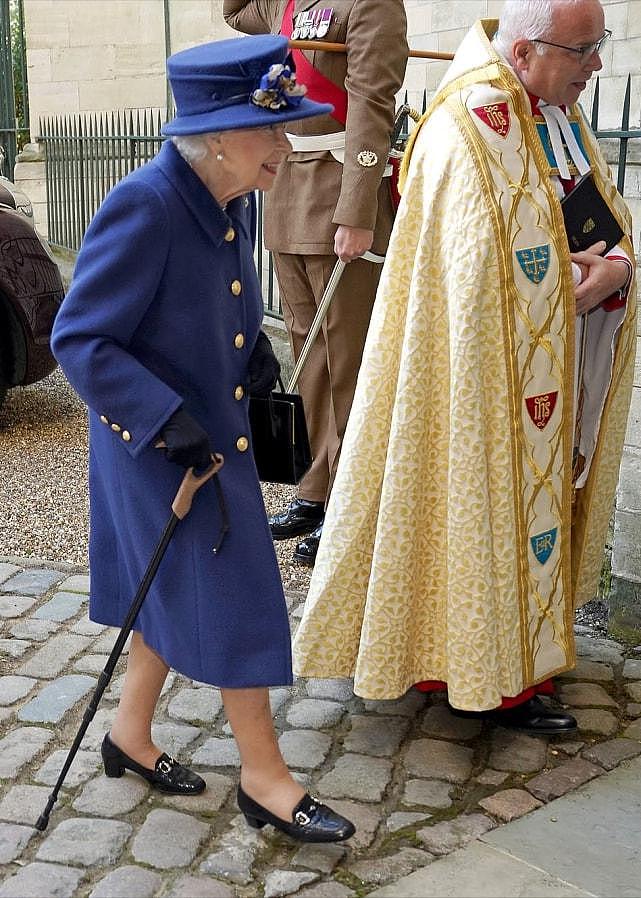 95岁英国女王确实老了！首次拄着拐杖亮相背很驼，穿一身蓝真优雅（组图） - 2
