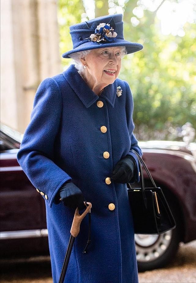 95岁英国女王确实老了！首次拄着拐杖亮相背很驼，穿一身蓝真优雅（组图） - 1