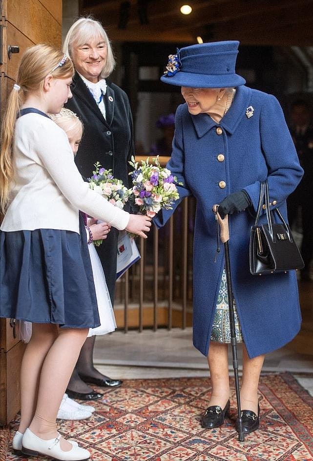 95岁英国女王确实老了！首次拄着拐杖亮相背很驼，穿一身蓝真优雅（组图） - 3