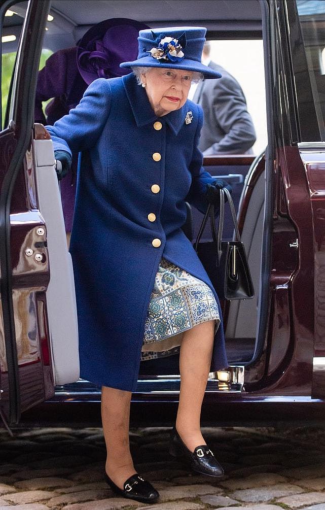 95岁英国女王确实老了！首次拄着拐杖亮相背很驼，穿一身蓝真优雅（组图） - 4