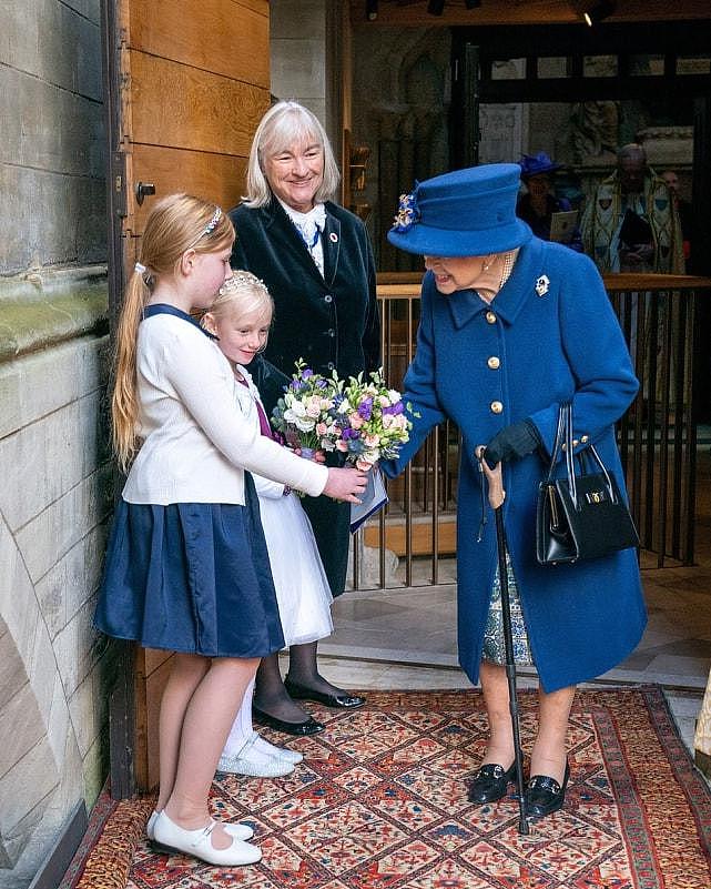 95岁英国女王确实老了！首次拄着拐杖亮相背很驼，穿一身蓝真优雅（组图） - 5