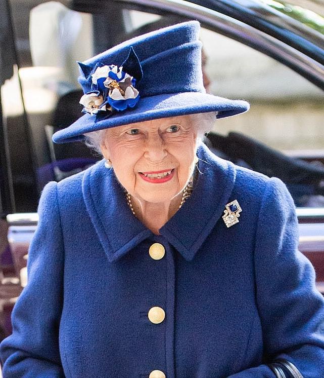 95岁英国女王确实老了！首次拄着拐杖亮相背很驼，穿一身蓝真优雅（组图） - 6