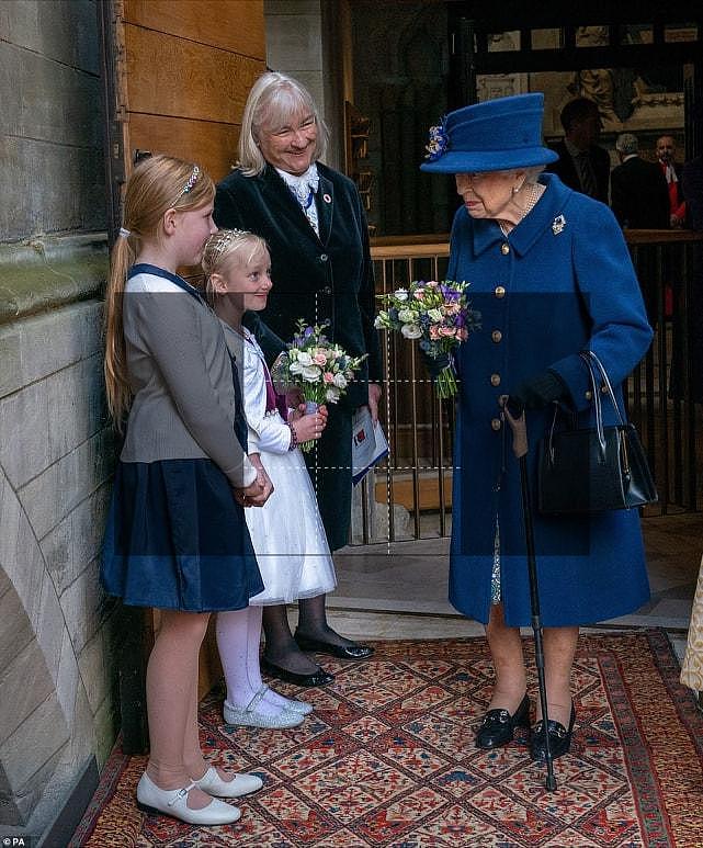 95岁英国女王确实老了！首次拄着拐杖亮相背很驼，穿一身蓝真优雅（组图） - 7