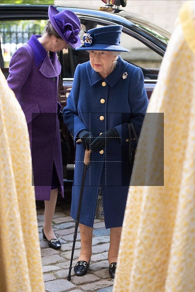95岁英国女王确实老了！首次拄着拐杖亮相背很驼，穿一身蓝真优雅（组图） - 8