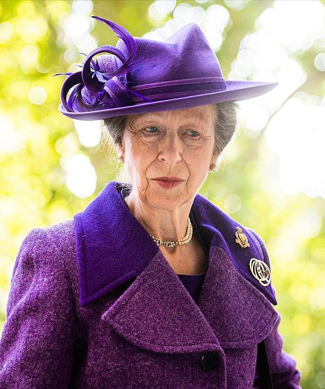 95岁英国女王确实老了！首次拄着拐杖亮相背很驼，穿一身蓝真优雅（组图） - 9