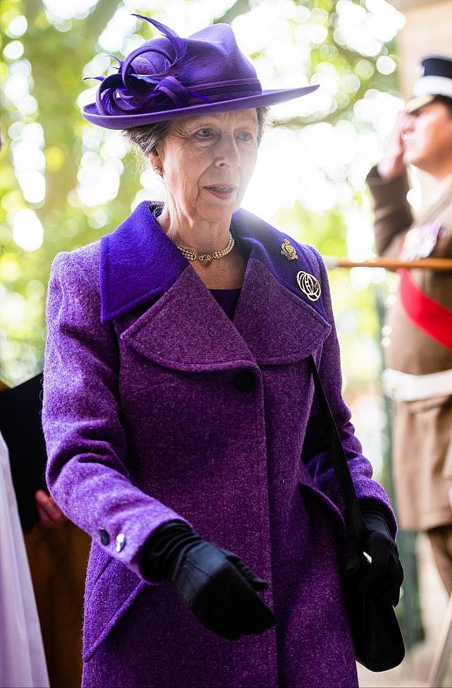 95岁英国女王确实老了！首次拄着拐杖亮相背很驼，穿一身蓝真优雅（组图） - 10