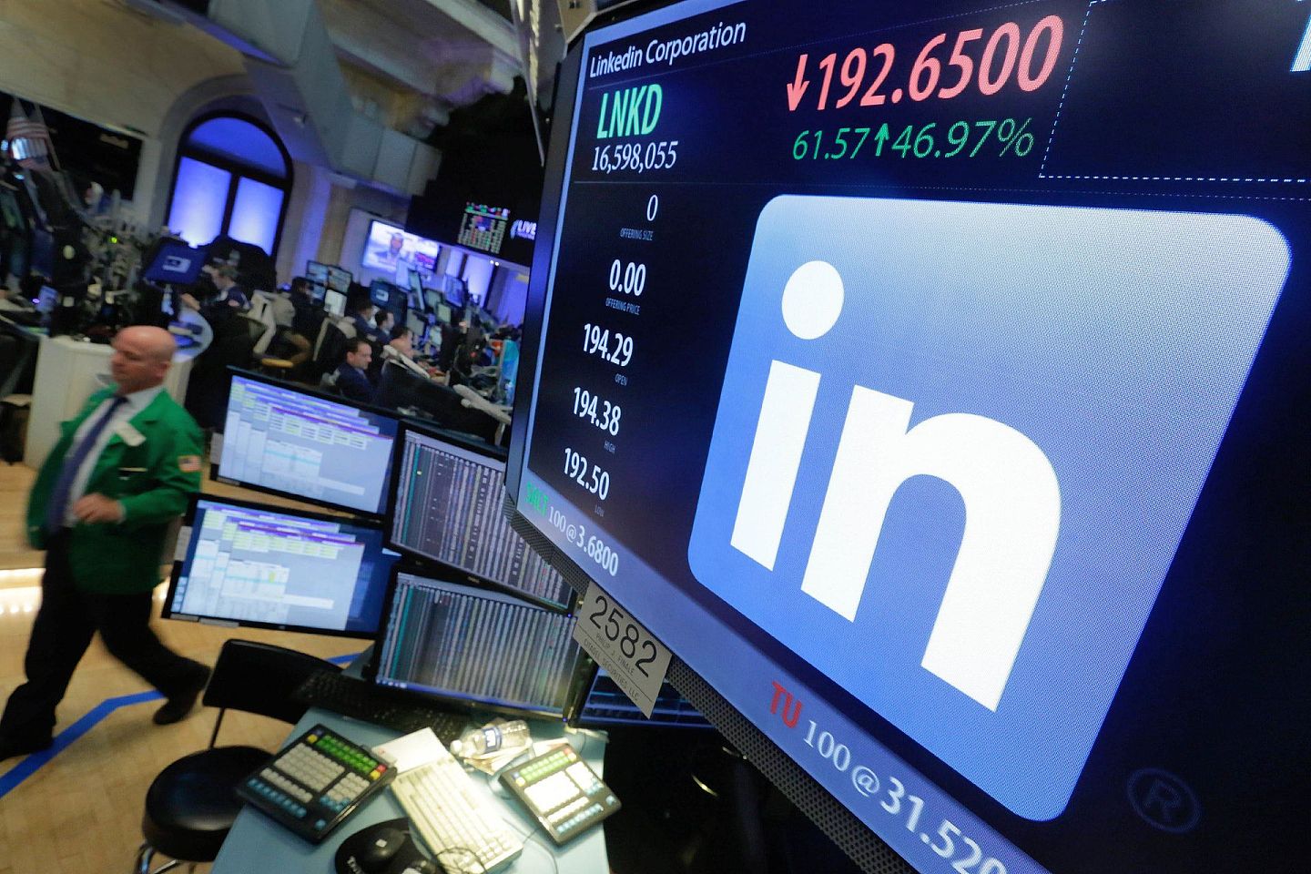 LinkedIn一直将自己打造为职场社交媒体，但以求职和招募为主。（AP）