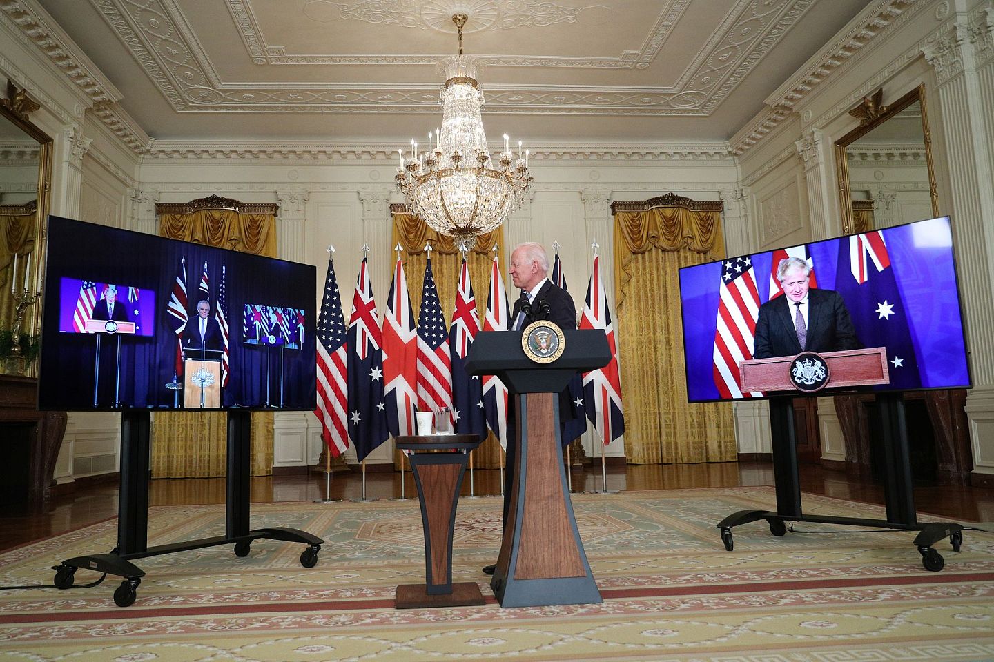 美国总统拜登、英国首相约翰逊（Boris Johnson）和澳大利亚总理莫里森（Scott Morrison）9月15日共同宣布，为了“维持并強化印太地区和平稳定”，成立“三国新安全倡议”（AUKUS）。（Reuters）