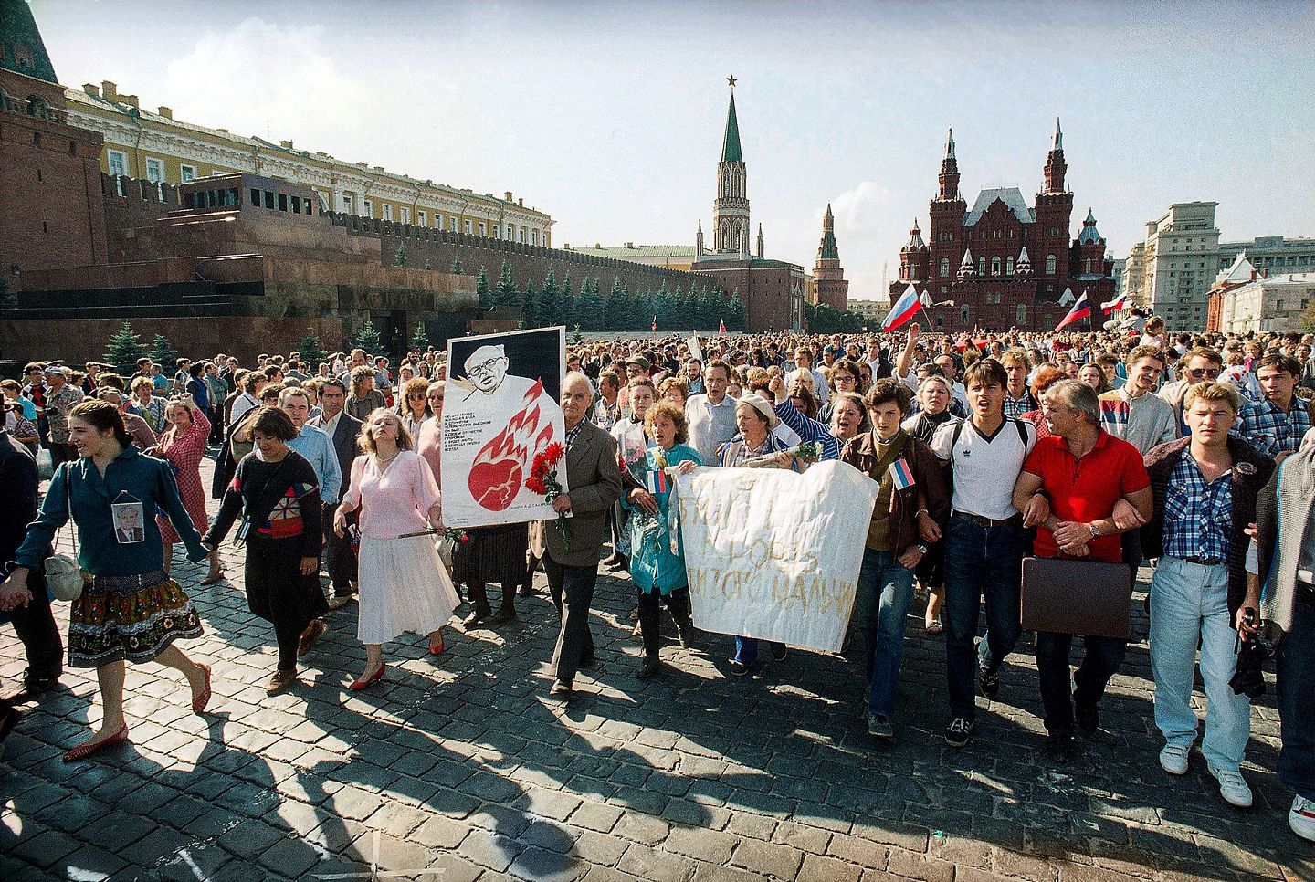 1991年，一群共产党高级官员罢免了苏联领导人米哈伊尔·戈巴契夫（Mikhail Gorbachev）。但政变在短短三天内就垮台了，促成了苏联解体。（AP）