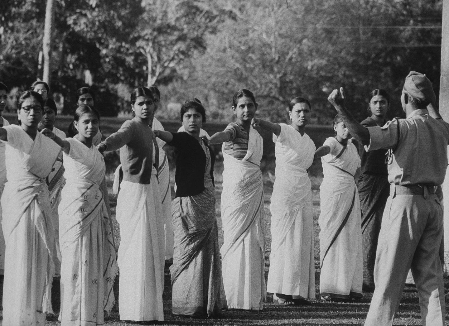 1962年中印战争期间，印度妇女参加军训。（VCG）