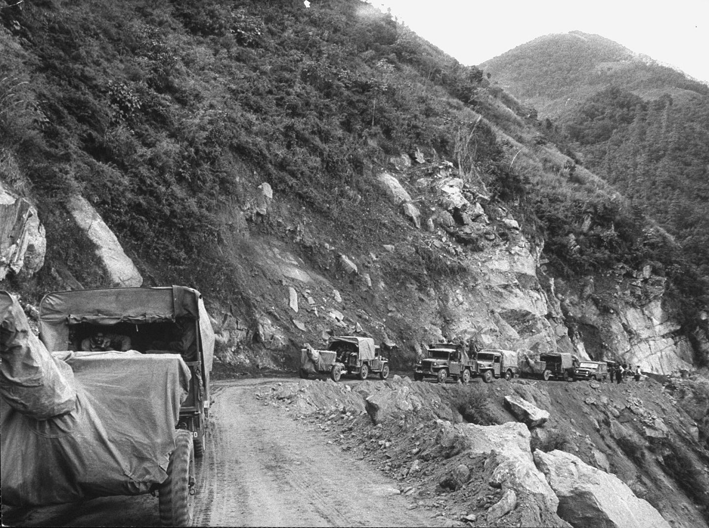 1962年中印战争期间，印度运送军火的车队行进在边境地区的山路上。（VCG）
