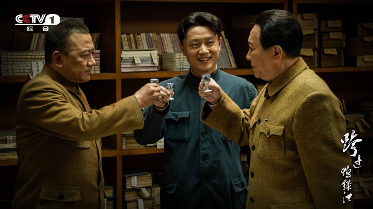 《跨过鸭绿江》剧照：毛泽东（右）宴请彭德怀（左）将毛岸英（中）托付给彭德怀前往朝鲜参战。（豆瓣网）