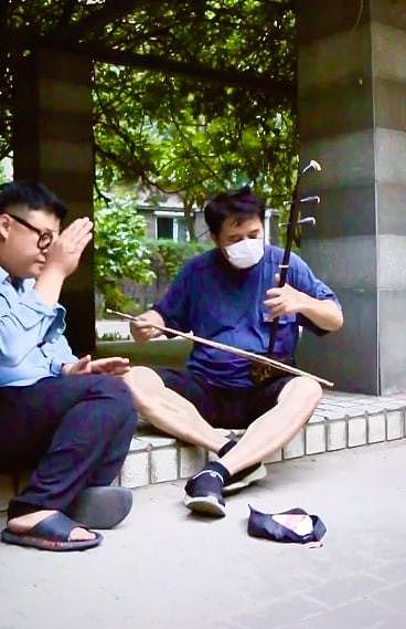 62岁毕福剑坐街头拉二胡，挺肚腩打扮不修边幅（组图） - 4